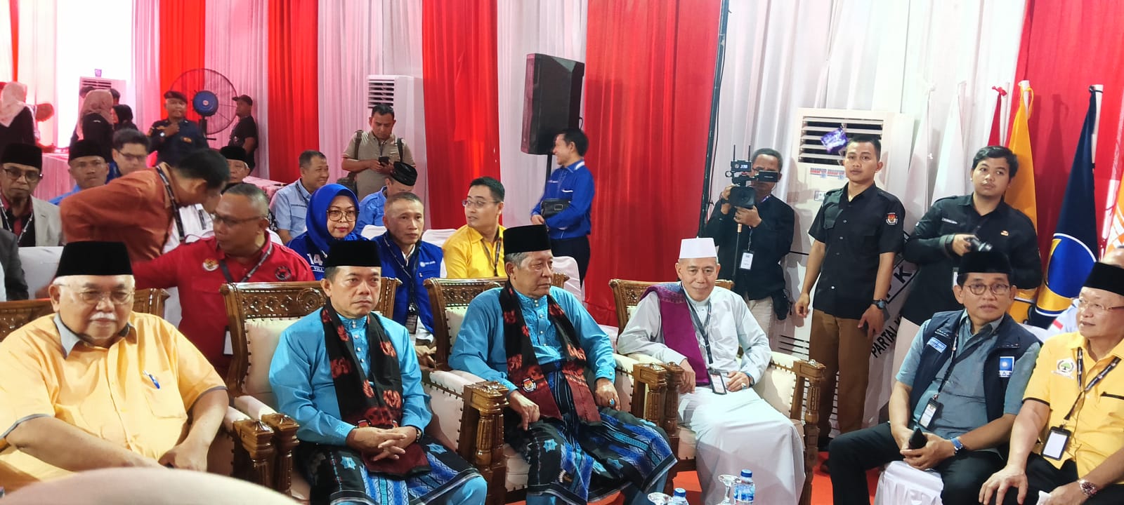 Pasangan Bakal Calon Gubernur Jambi Al Haris-Sani Jadi yang Pertama Daftar ke KPU Provinsi Jambi 