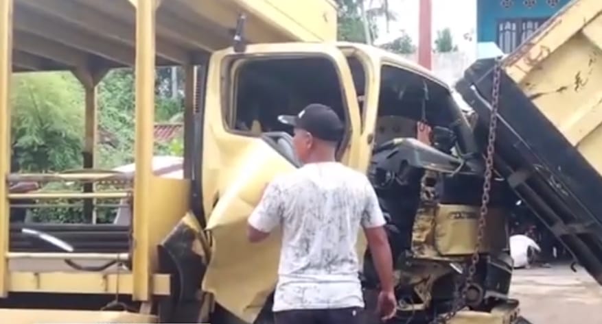 Avanza Tabrak Truck Pengangkut Sepeda Motor