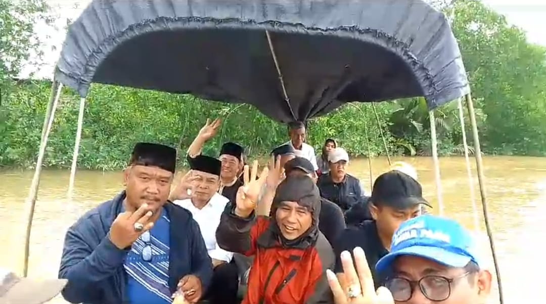 Cawabup Ustadz Amin Sosok Pemimpin Tangguh, Susuri Sungai Sapa Masyarakat Pengabuan