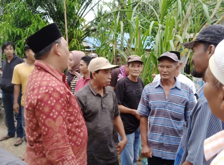 Tinjau Usaha Cungkil Kelapa, Cabup Hairan Panen Dukungan Masyarakat Tanjab Barat 