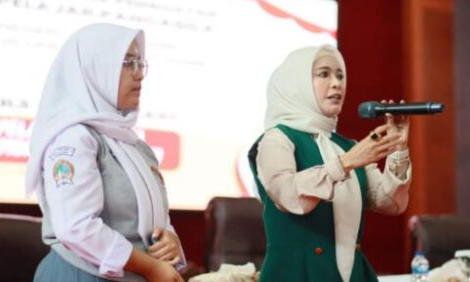 Anggota DPRD Jambi Beri Pemahaman Politik di Hadapan Ratusan Siswa