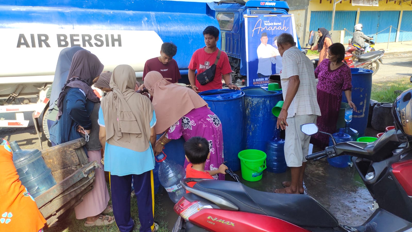 Peduli Masyarakat, Hairan-Amin Kembali Distribusikan Air Bersih di Kota Kuala Tungkal Tanjab Barat