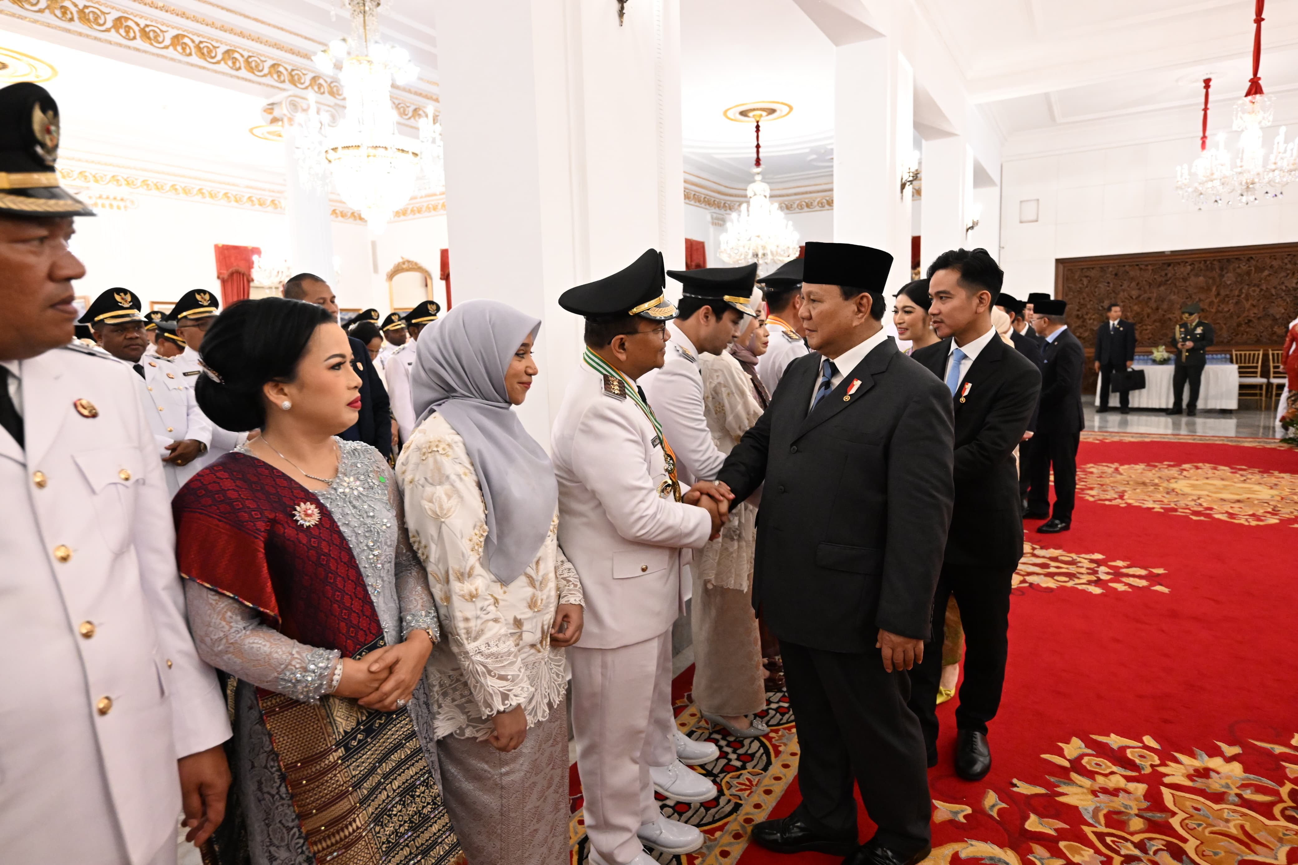 Presiden Prabowo Subianto Lantik dan Bersalaman dengan Wali Kota Jambi Maulana di Istana Negara Jakarta