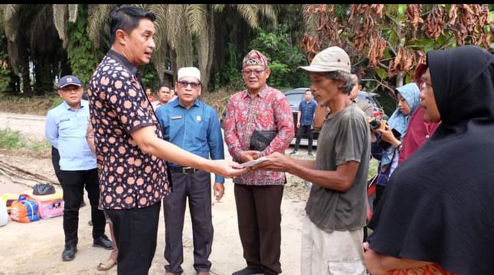 Pasca Musibah Kebakaran, PJ Bupati Muaro Jambi Bachyuni Serahkan Santunan Kepada Korban