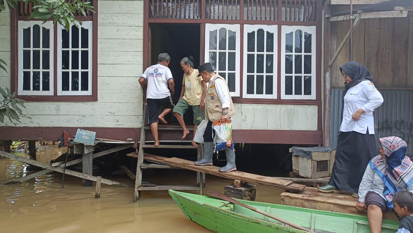 Gunakan Perahu Gubernur Jambi Al Haris Antar Bantuan ke Rumah Warga