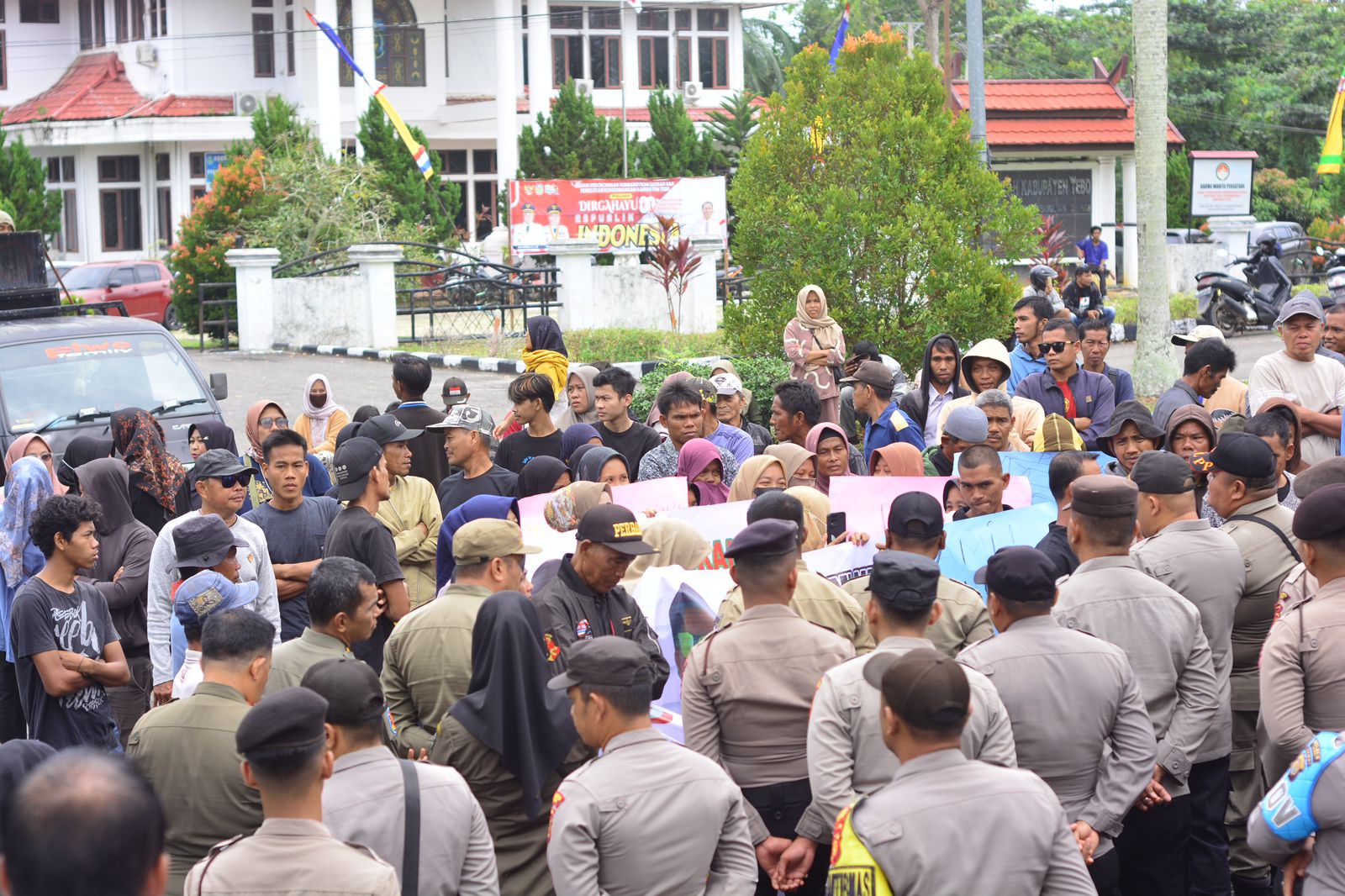 Gelar Unjuk Rasa, Massa Desak Copot Jabatan Kades Jambu