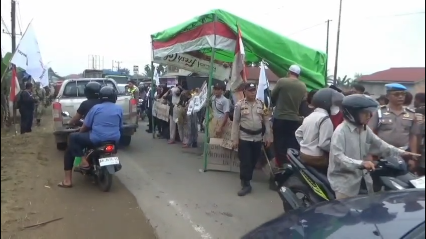 Warga Penyengat Olak Blokade Jalan Nasional Tolak Stockpile Pasir, Lalu Lintas Terganggu