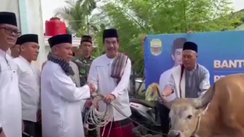 PJ Bupati Raden Najmi Serahkan Kurban dari Gubernur Al Haris ke Masjid Rodhatussolihin 