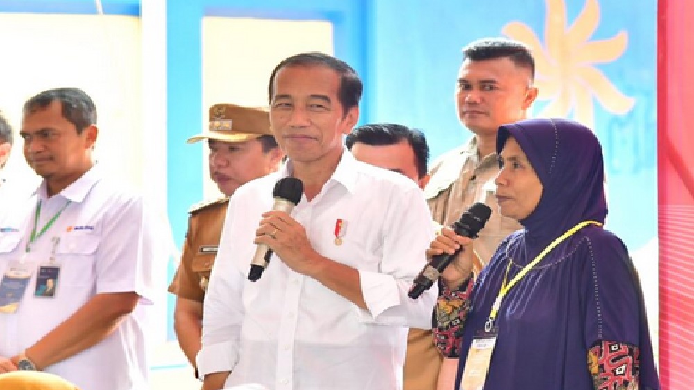 Presiden Jokowi Tinjau Stok Beras dan Serahkan Bantuan Pangan Kepada Masyarakat Merangin Jambi