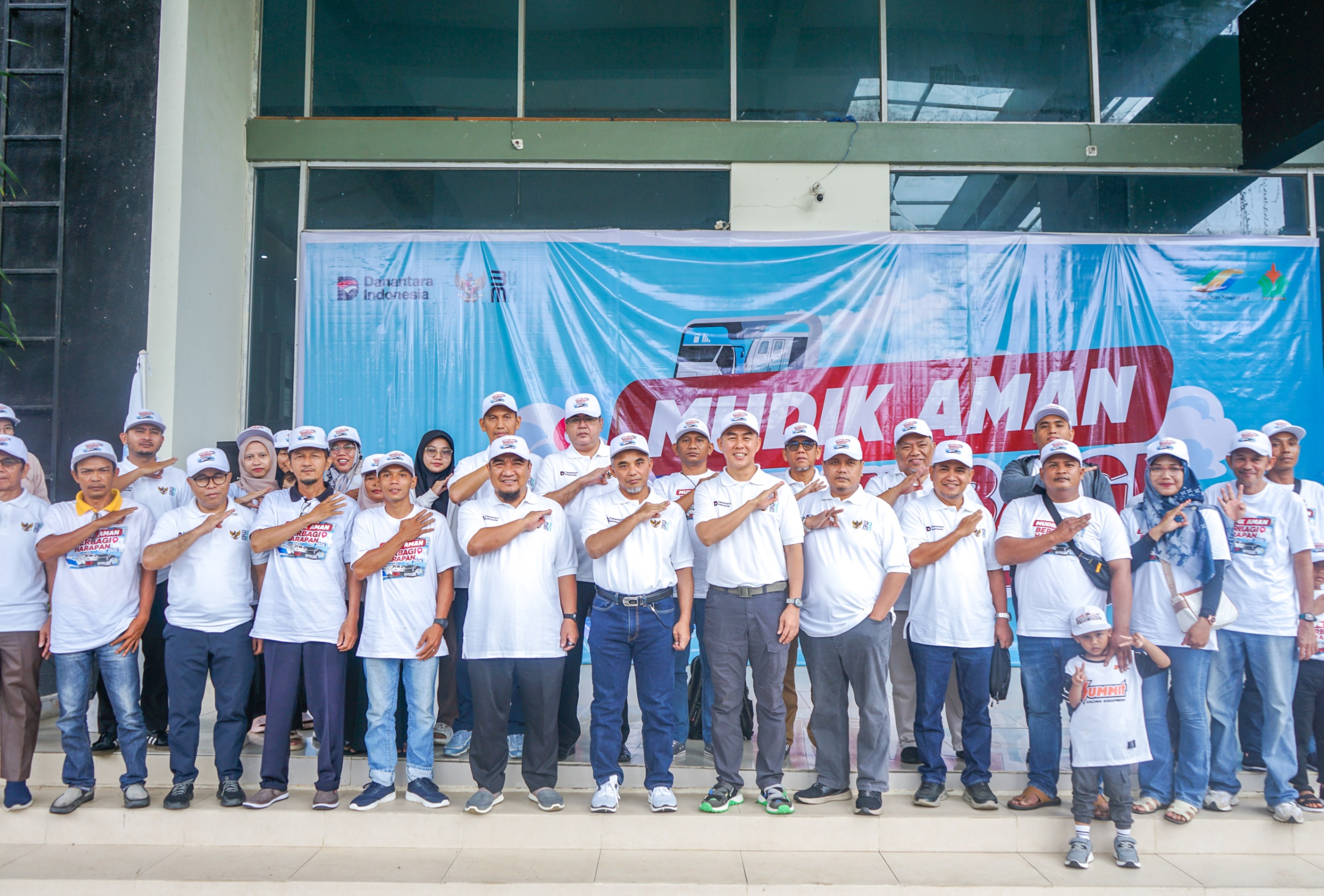 Sambut Idul Fitri, PTPN IV Regional IV Berangkatkan Tiga Bus Mudik Gratis 