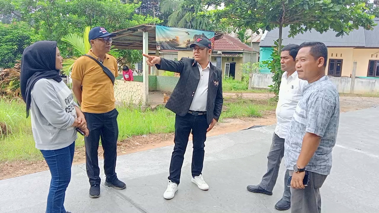 Tinjau Jalan Lingkungan RT 18 Kenali Asam Bawah, Melalui Pokirnya Djokas Siburian Perbaiki Jalan Warga
