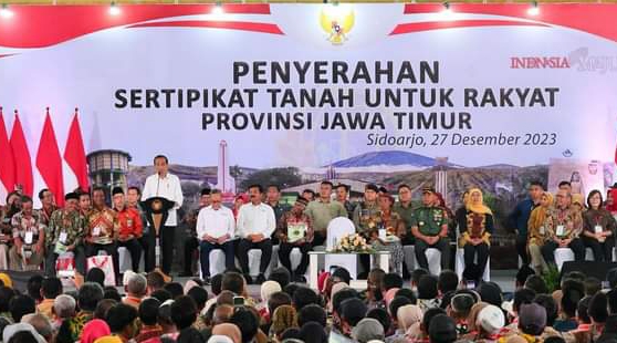 Presiden Jokowi Serahkan 4.000 Sertifikat Tanah di Jawa Timur