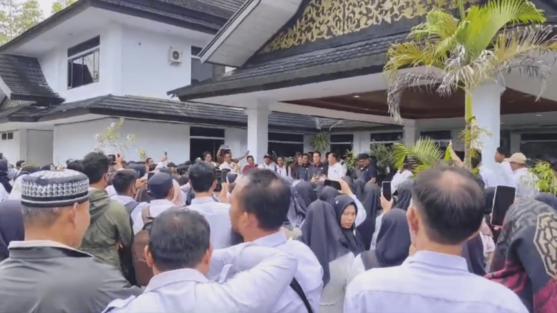 Ratusan Tenaga Honorer Datangi Kantor Drpd Tebo 