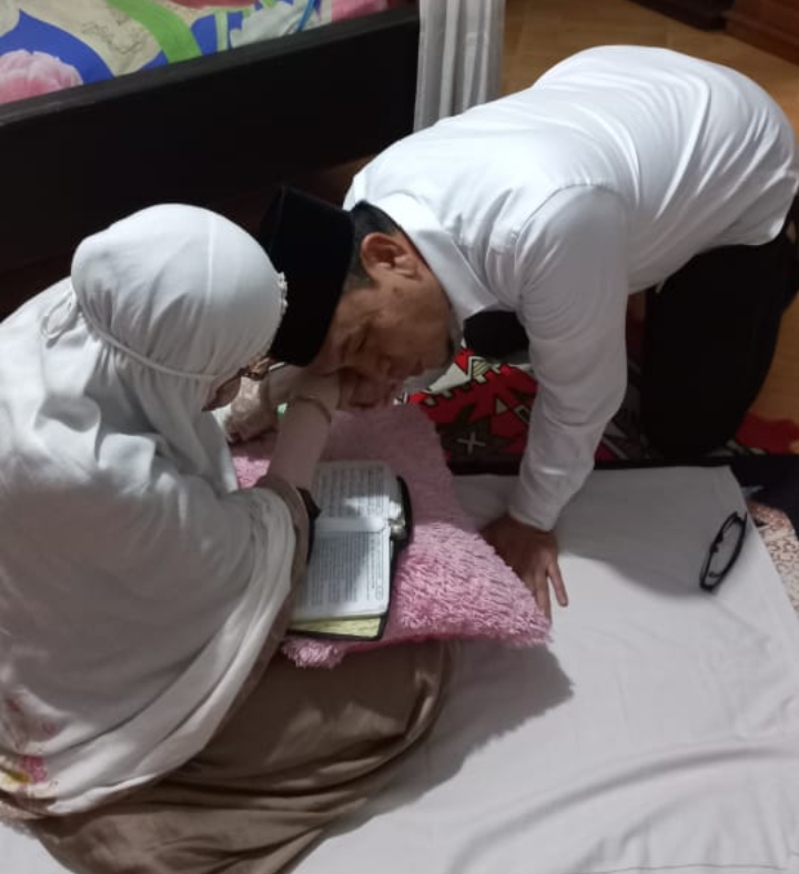 Sebelum Daftar ke KPU Tanjab Barat, Ustadz M.Amin Sungkem Minta Doa Ibunda Tercinta