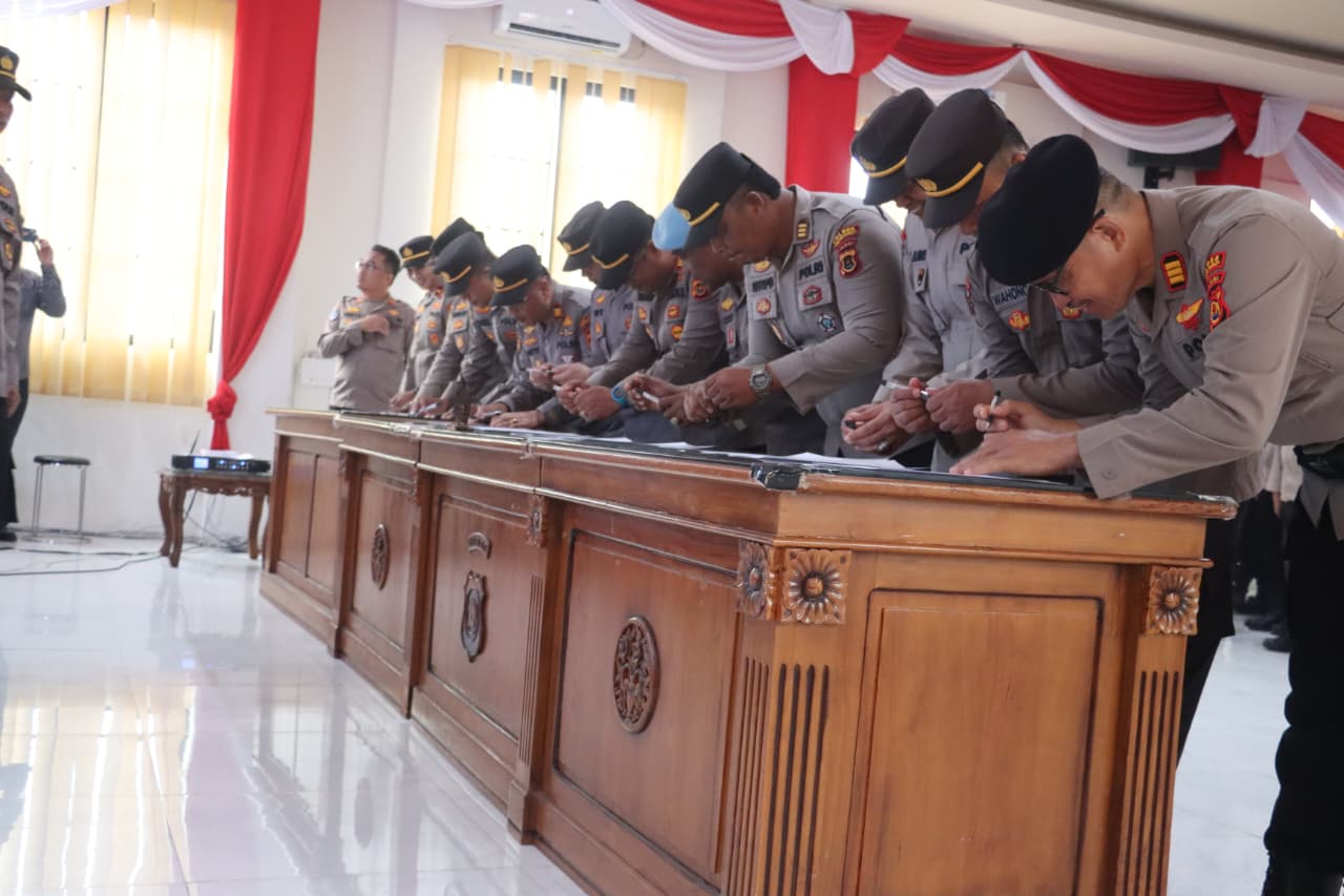 161 Personel Polres Tanjab Barat Tanda Tangani Komitmen Bersama Tolak Judi Online dan Narkoba