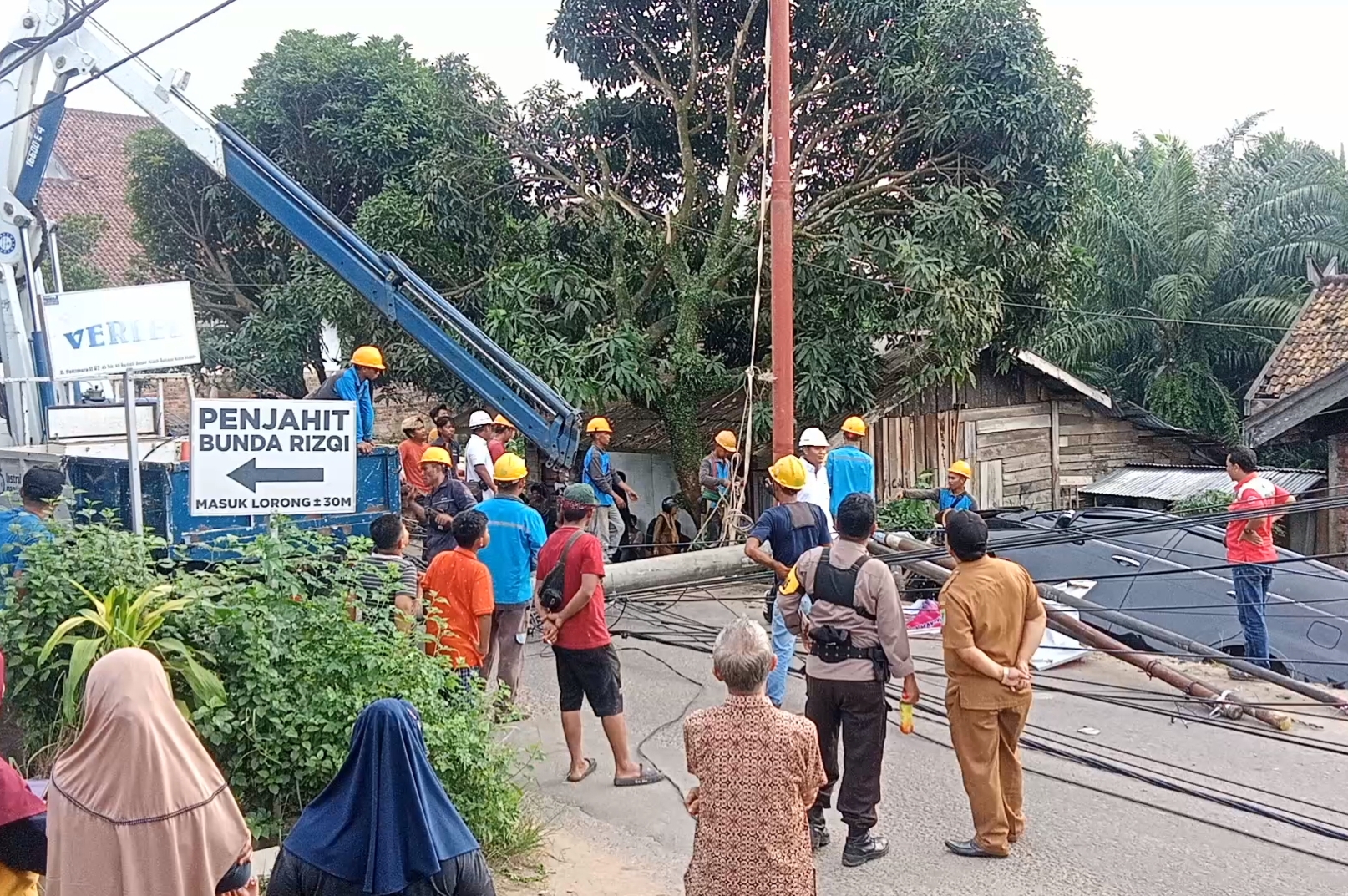 Kondisi Mengantuk, Pengendara Mobil Tabrak Tiang Ternyata Pejabat PNS Kabupaten Muaro Jambi