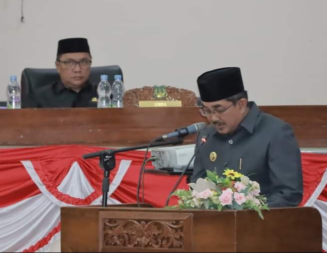 Bupati Sampaikan Tanggapan Atas Pemandangan Umum Anggota Dewan Terhadap Raperda APBD-P Tanjab Barat Tahun 2024