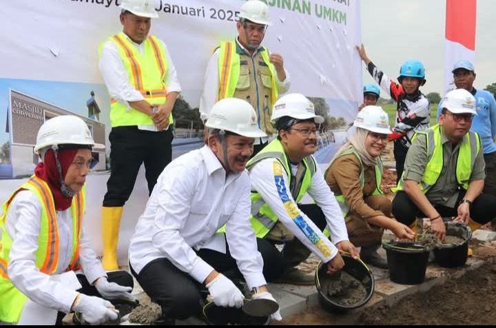 Mensos Tinjau Kampung Nelayan Sejahtera Bermartabat di Indramayu