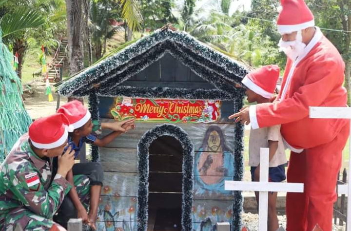 Satgas Pamtas Yonif 122/TS Ceriakan Anak-Anak Ujung Timur Papua Menyambut Hari Natal dan Pergantian Tahun