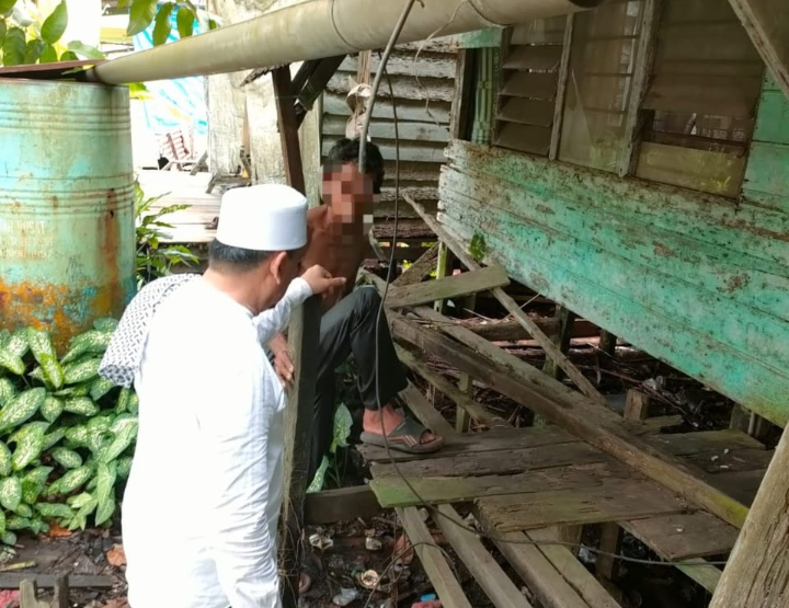 Disela Padatnya Kegiatan, Cawabup Tanjab Barat Amin Kunjungi Warga Kurang Mampu Kecamatan Bram Itam 