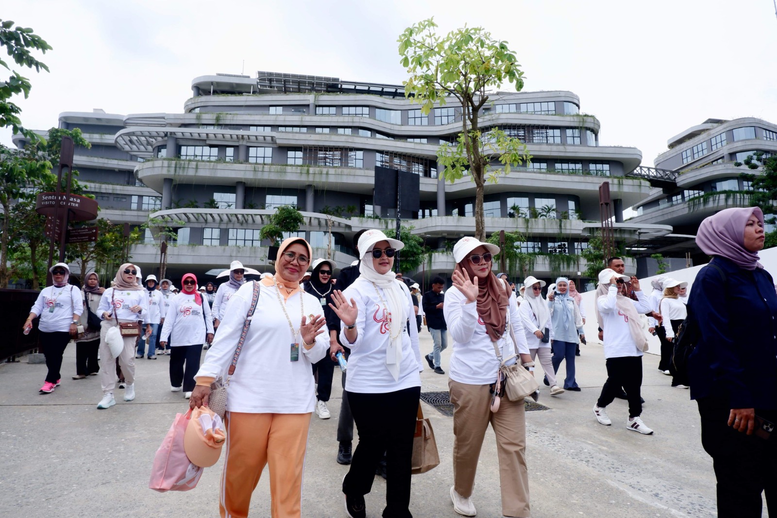 WAKIL KETUA TP PKK MUARO JAMBI HADIRI PUNCAK PERINGATAN HKG PKK KE-53 DAN RAKERNAS X
