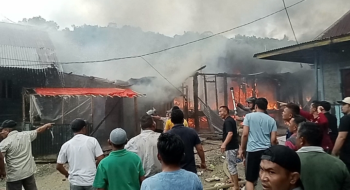 Kebakaran di Desa Siulak Deras Mudik Hanguskan Empat Rumah Warga
