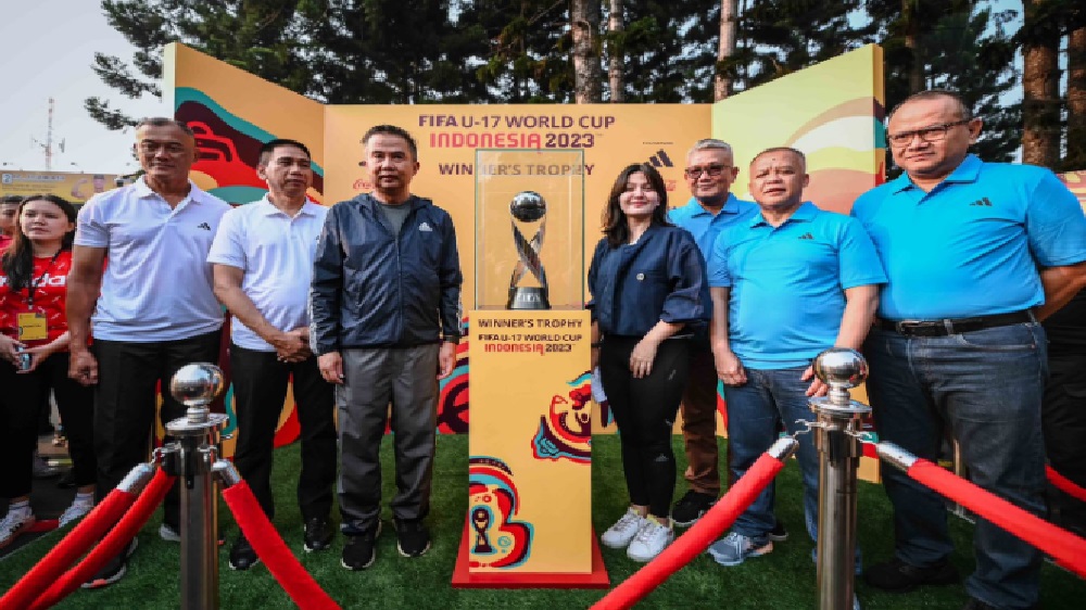 Warga Bandung Sambut Kedatangan Trophy Experience Piala Dunia U-17