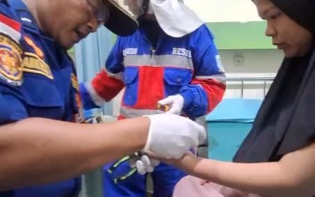 Damkar Kota Jambi Evakuasi Cincin yang Melilit Jari Ibu Hamil