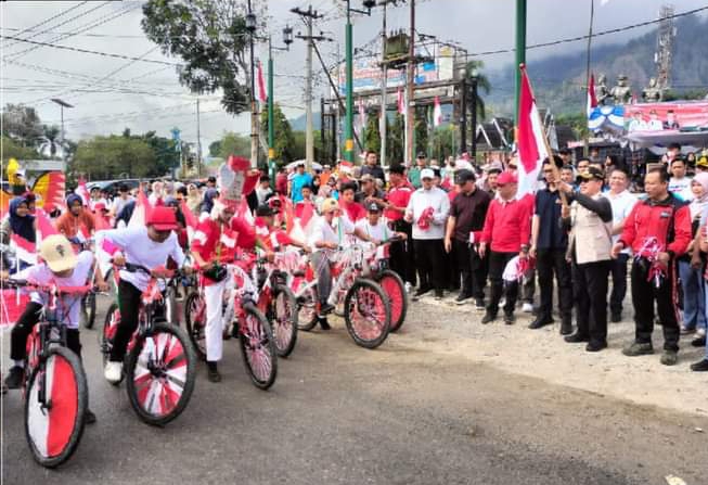 Pembagian Bendera Merah Putih di Sungai Penuh Jelas Hari Kemerdekaan Indonesia 