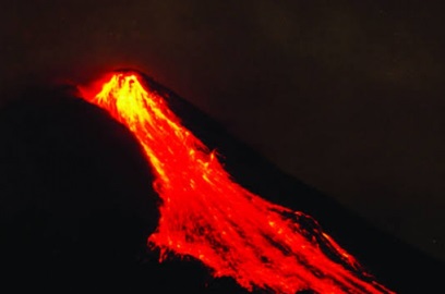 Hari Ini, Gunung Api Keluarkan 12 Kali Lava Pijar Pagi