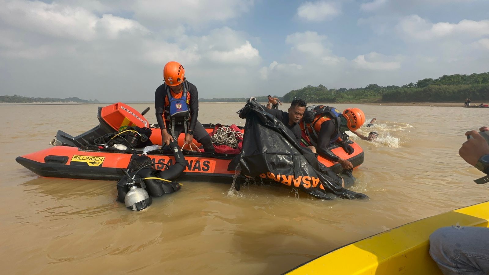 Penyelam Basarnas Jambi Temukan Pemuda yang Tenggelam di Sungai Batanghari