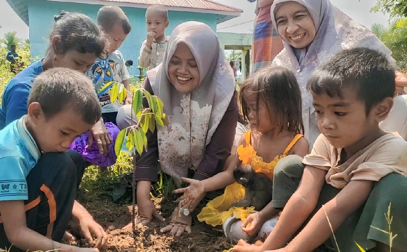 Donasi dan Bibit Produktif Warnai Hari Anak Nasional di Komunitas Suku Anak Dalam Jambi 