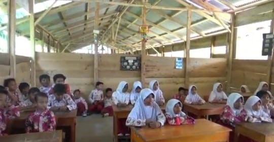 Belajar di Sekolah Darurat, Harapan Murid Bukit Bakar untuk Masa Depan