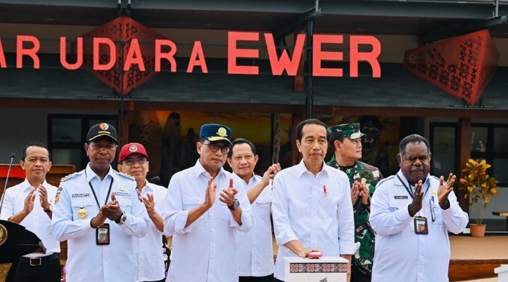 Berinterior Budaya Asmat, Presiden Berharap Bandara Ewer Akan Semakin Berkembang dan Maju