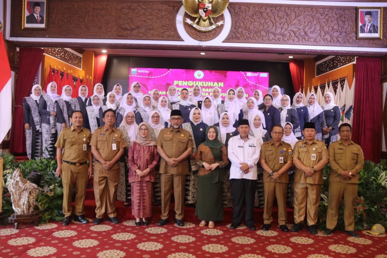 Sekda Sudirman dan Ketua TP PKK Hesnidar Haris Kukuhkan Pengurus Daerah IBI Provinsi Jambi