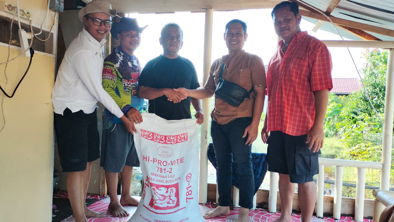 PTPN Regional 4 Bantu Petani Pakan Ikan