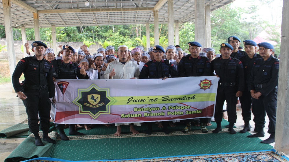 Brigade Jum'at Berbagi, Danyon A Por Satbrimob Polda Jambi Berbagi ke Ponpes