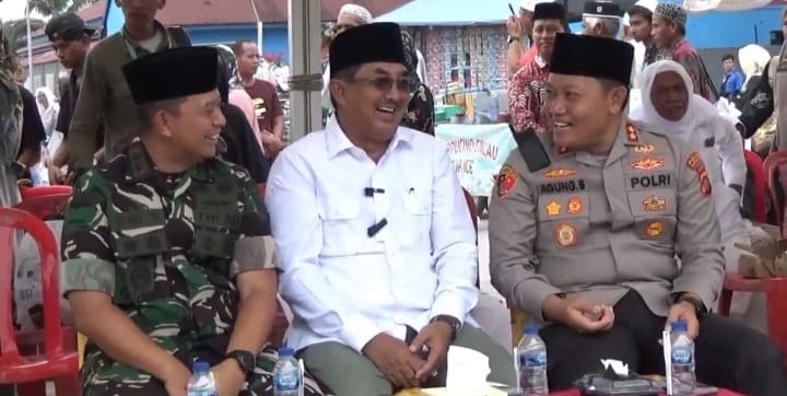 BUPATI SAMBUT JAMAAH HAJI KLOTER 19 DI ALUN-ALUN KUALA TUNGKAL