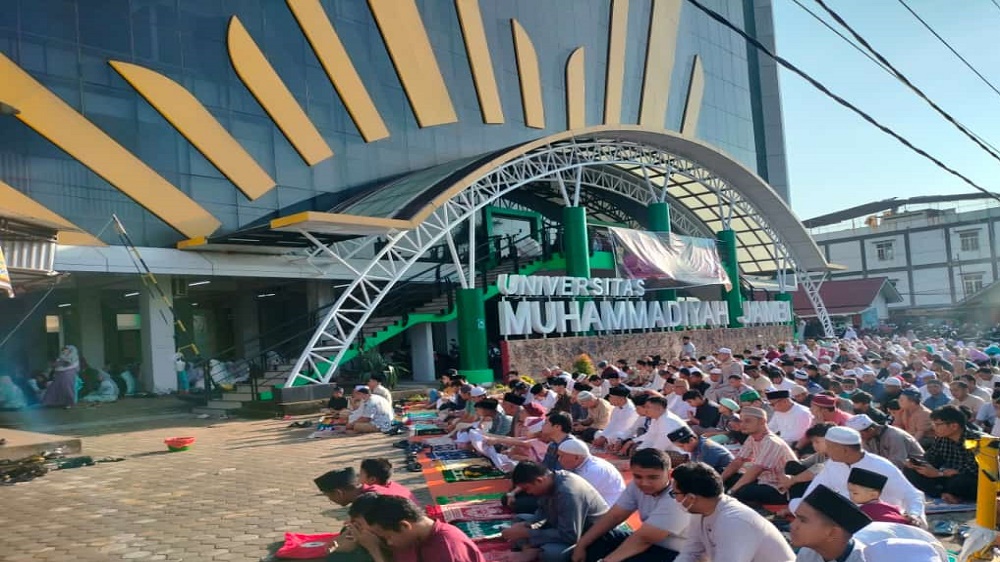 Pelaksanaan Sholat Ied Idul Fitri di Lapangan Universitas Muhammadiyah Jambi