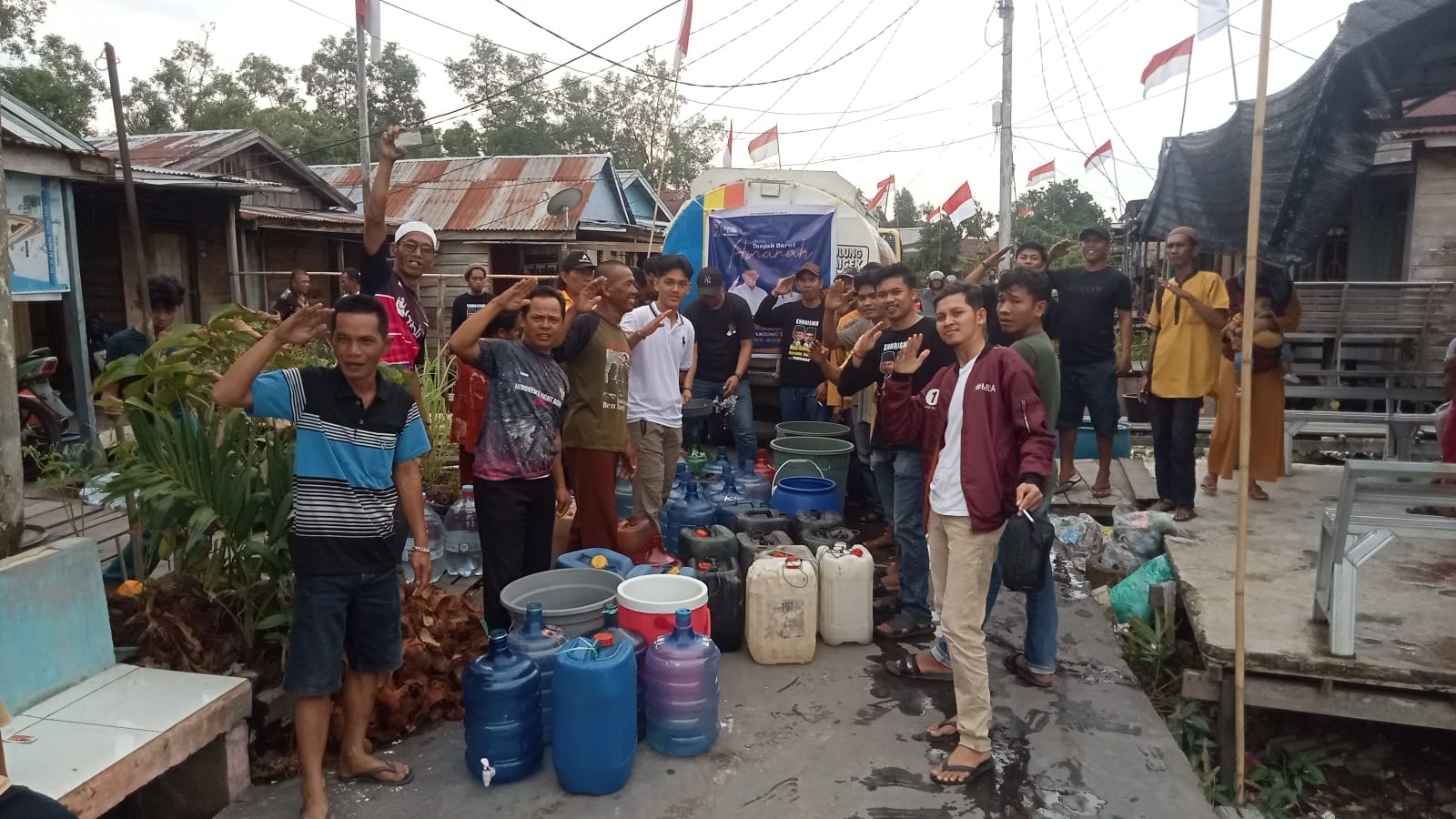 Tim Milenial Bagikan Air Bersih, Warga Bina Karya Nyatakan Siap Menangkan Paslon Hairan-Amin