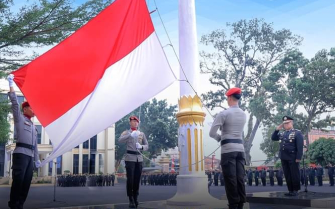 Upacara Pengibaran Bendera Merah Putih di Polda Jambi