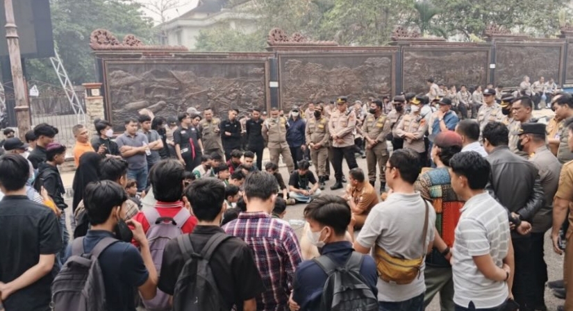HMI Cabang Jambi Segel Pagar Kantor Gubernur, Tuntut Transparansi Anggaran Karhutla Rp30 Miliar