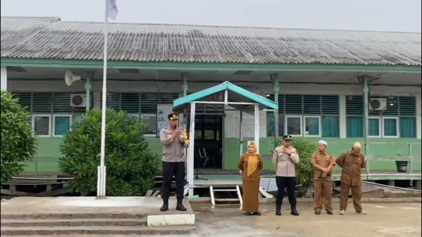 Jadi Pembina Upacara di SMKN 1, Kapolres Tanjab Barat Ajak Siswa Tertib Berlalu Lintas dan Jauhi Narkoba