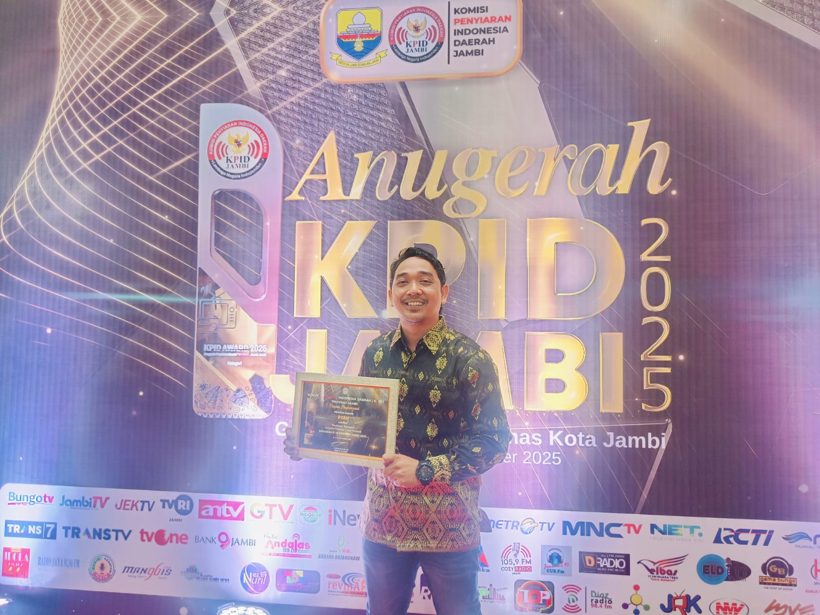 Membanggakan! Ryan Cen Cen Sabet Penghargaan Jurnalis Televisi Terbaik