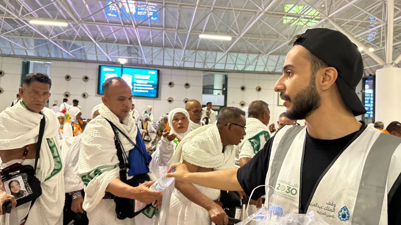 Tiba di Jeddah, Jemaah Haji Indonesia Dapatkan Air Zam-zam Gratis