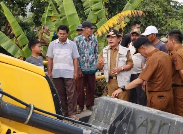 Wali Kota Sungai Penuh Ahmadi Pantau Pembersihan Sungai di Kawasan Tanjung