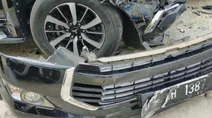 MOBIL DINAS BAWASLU TABRAK PEMOTOR, DIKEJAR WARGA HINGGA TABRAK SHOWROOM