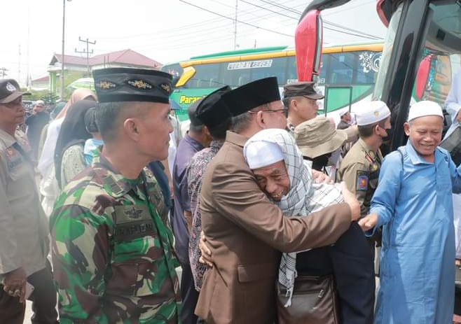 Jama’ah Haji Kloter 27 Asal Tanjab Barat Tiba di Kuala Tungkal Tanjab Barat 