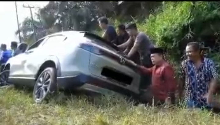 Gubernur Al Haris dan Rombongan Bantu Evakuasi Mobil di Ruas Jalan Batas Muaro Bungo- Merangin