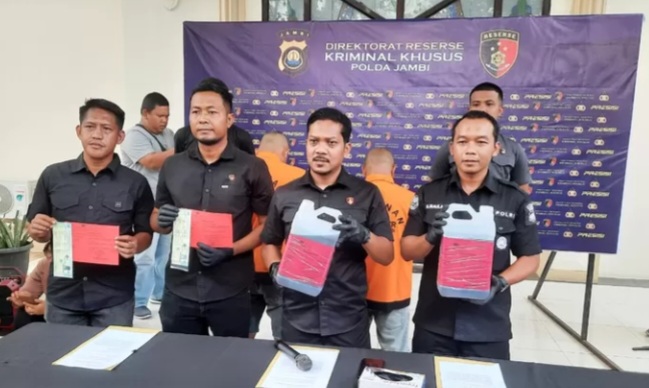 Polda Jambi Ringkus Dua Sopir Pengangkut 32 Ton BBM Solar Ilegal Dari Muba